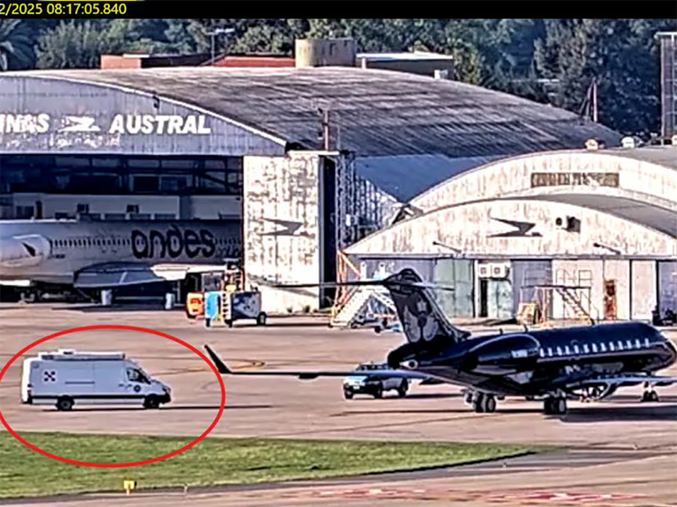 Una camioneta, aparentemente de la PSA, se acerca al avión que acaba de aterrizar.