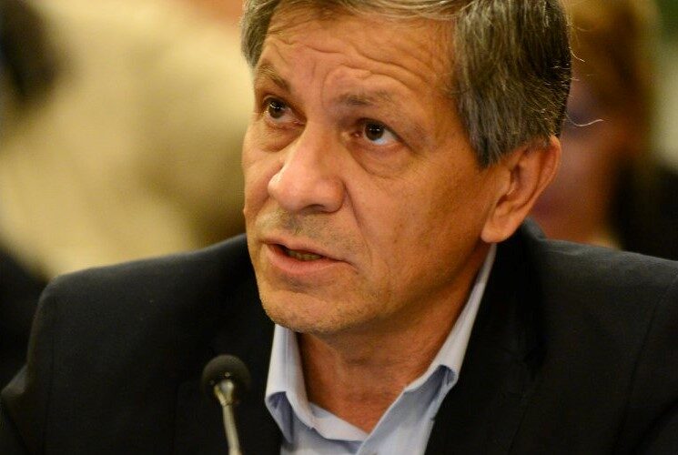 El exministro de Cultura y Comunicación del urribarrismo Pedro Báez enfrenta una situación judicial compleja en dos frentes simultáneos