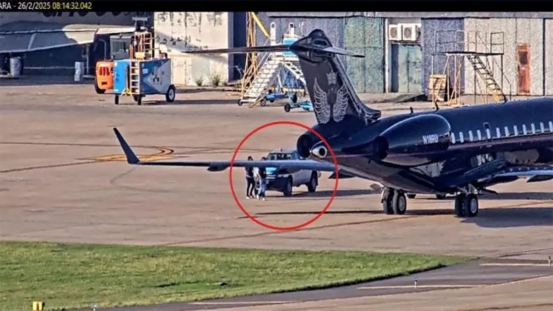 El avión de la compañía de Leonardo Scatturice, en el aeroparque de Buenos Aires.
