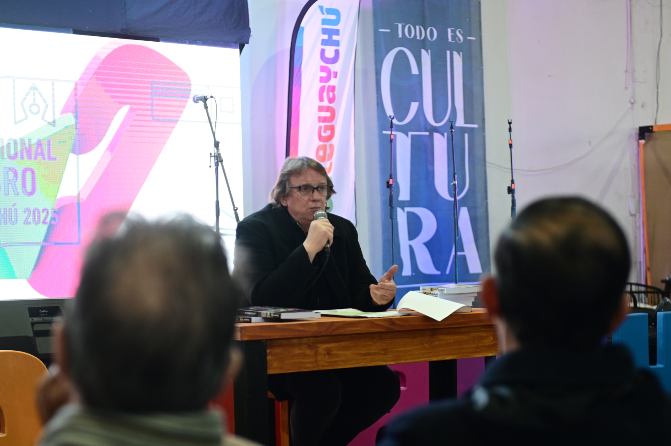 Daniel Enz presentó "La banda de los contratos", en la Feria del Libro Gualeguaychú 2025.