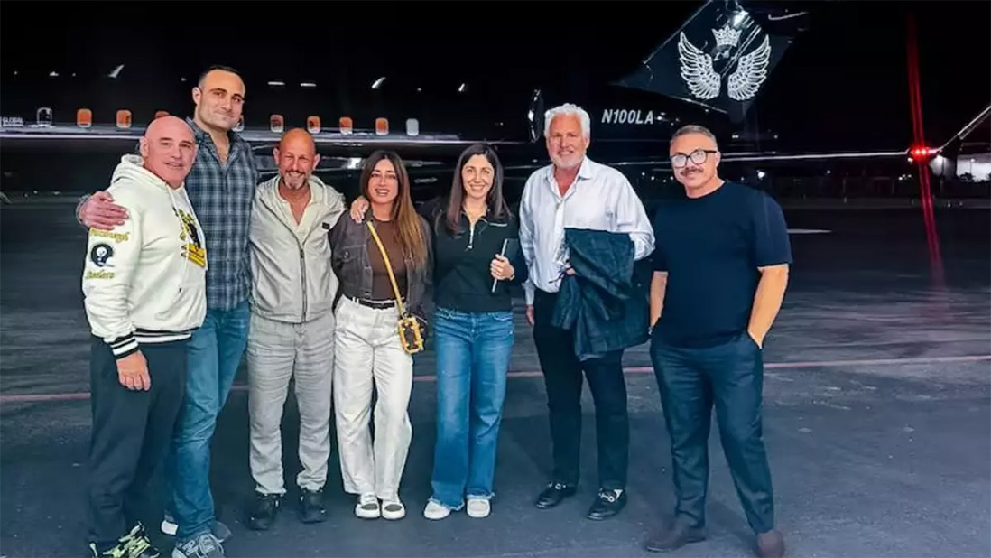 Leonardo Scatturice junto al equipo de CPAC Argentina, con el avión de la polémica de fondo.