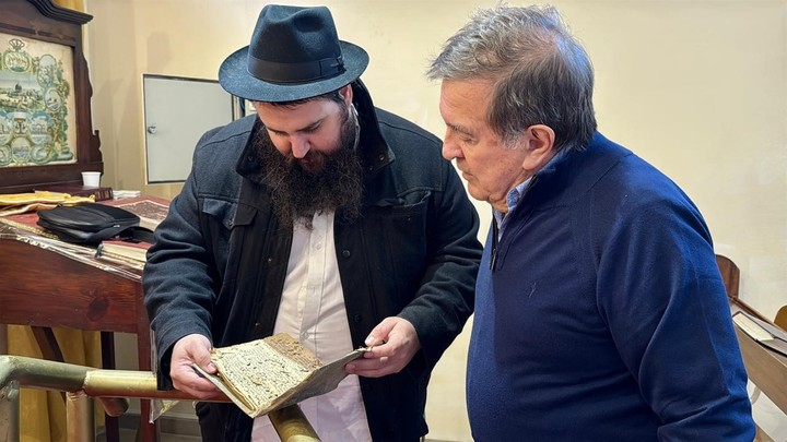 Juan Carlos Chagas entregó el libro manuscrito al rabino Israel Soriano.