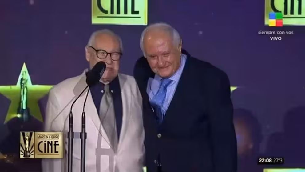 Los reconocidos conductores Rómulo Berruti y Carlos Morelli, del ciclo Función Privada, presentan un premio especial en la gala de los Martín Fierro de cine.