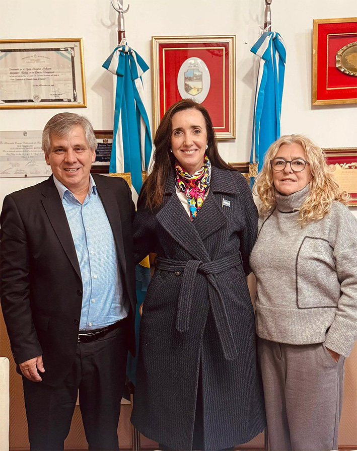Victoria Villarruel junto a Guillermo Britos y Claudia Rucci.