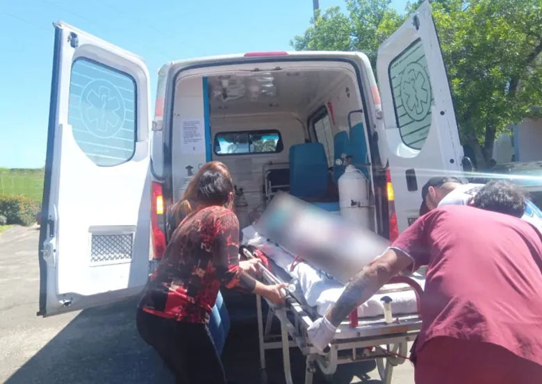 Se dio intervención al médico policial quien informó que padeció “lesiones graves”.