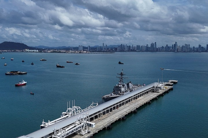 El destructor de misiles guiados USS Sampson DDG-102 de la Armada de EE.UU. atracado cerca de la entrada del Canal de Panamá. Foto Reuters