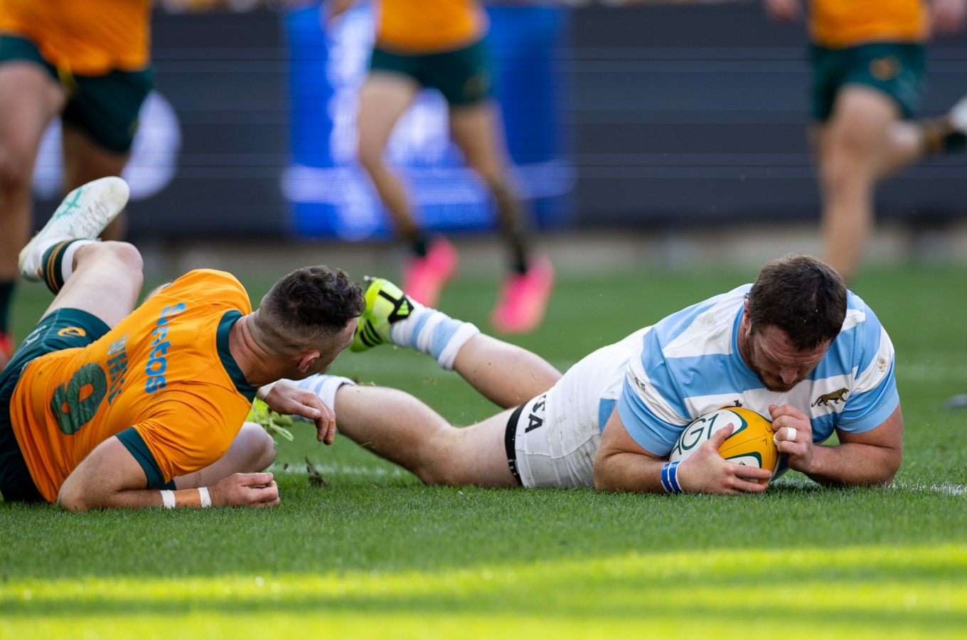 Julián Montoya anota un try frente a Australia.