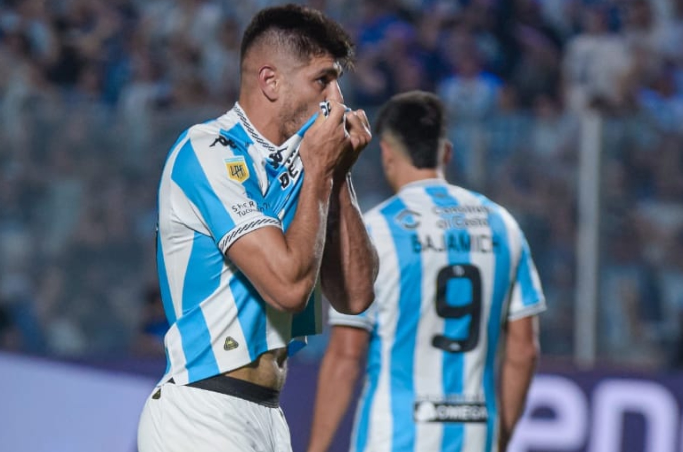 Leandro Díaz, jugador de Atlético Tucumán, celebra su gol ante River Plate.