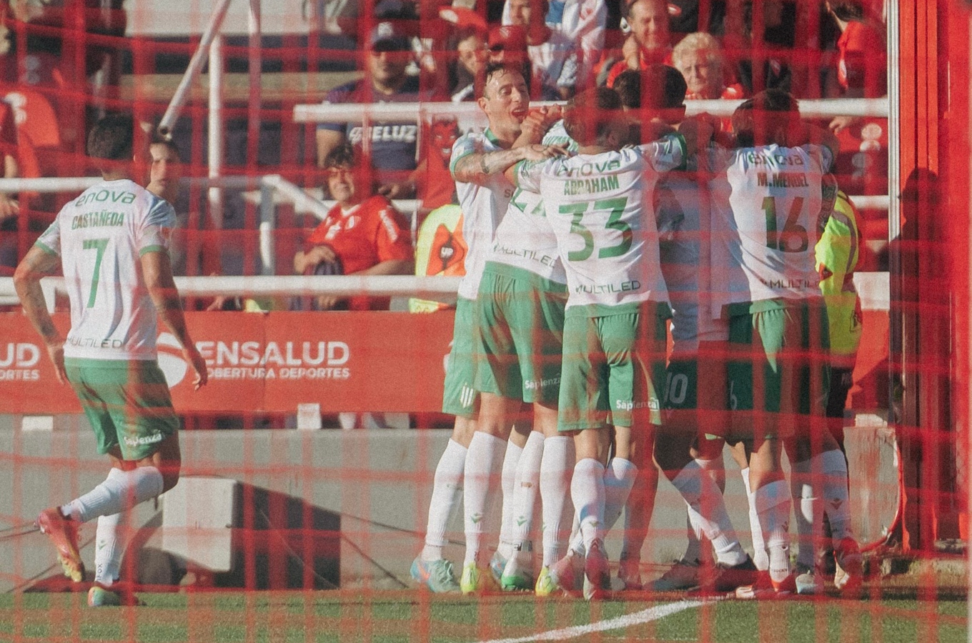 Jugadores de Banfield celebran un gol ante Independiente.