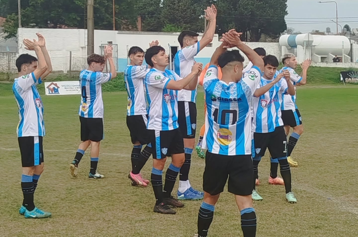 Los jugadores de Belgrano aplauden tras la victoria ante Oro Verde.