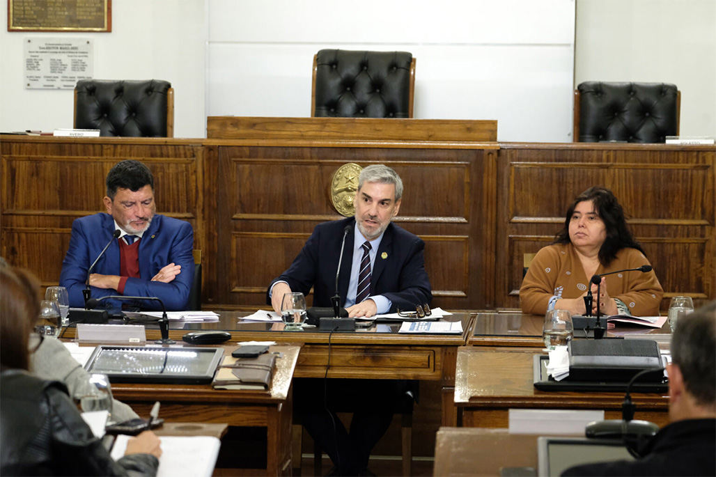 El ministro de Hacienda y Finanzas de Entre Ríos, Fabián Boleas, explicó en la reunión conjunta de las Comisiones de Legislación General, y de Presupuesto y Hacienda, los alcances del proyecto de ley por el que se declara prioritaria la restauración de la sostenibilidad de la deuda pública provincial.
