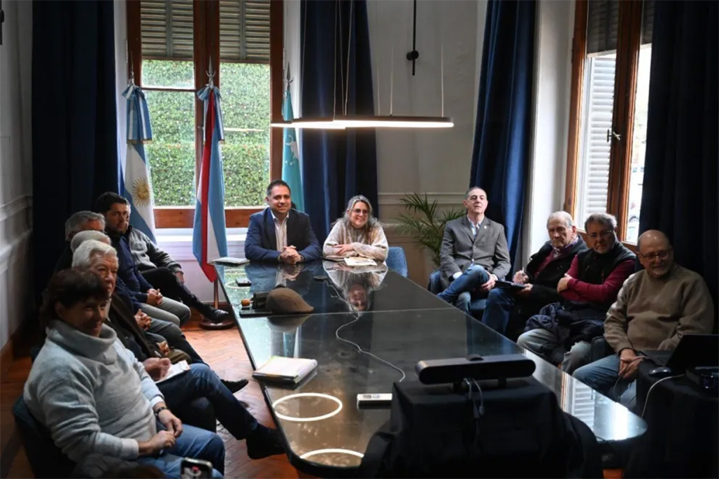El intendente de Gualeguaychú Mauricio Davico y los ambientalistas afines se reunieron sin acceso a la prensa.