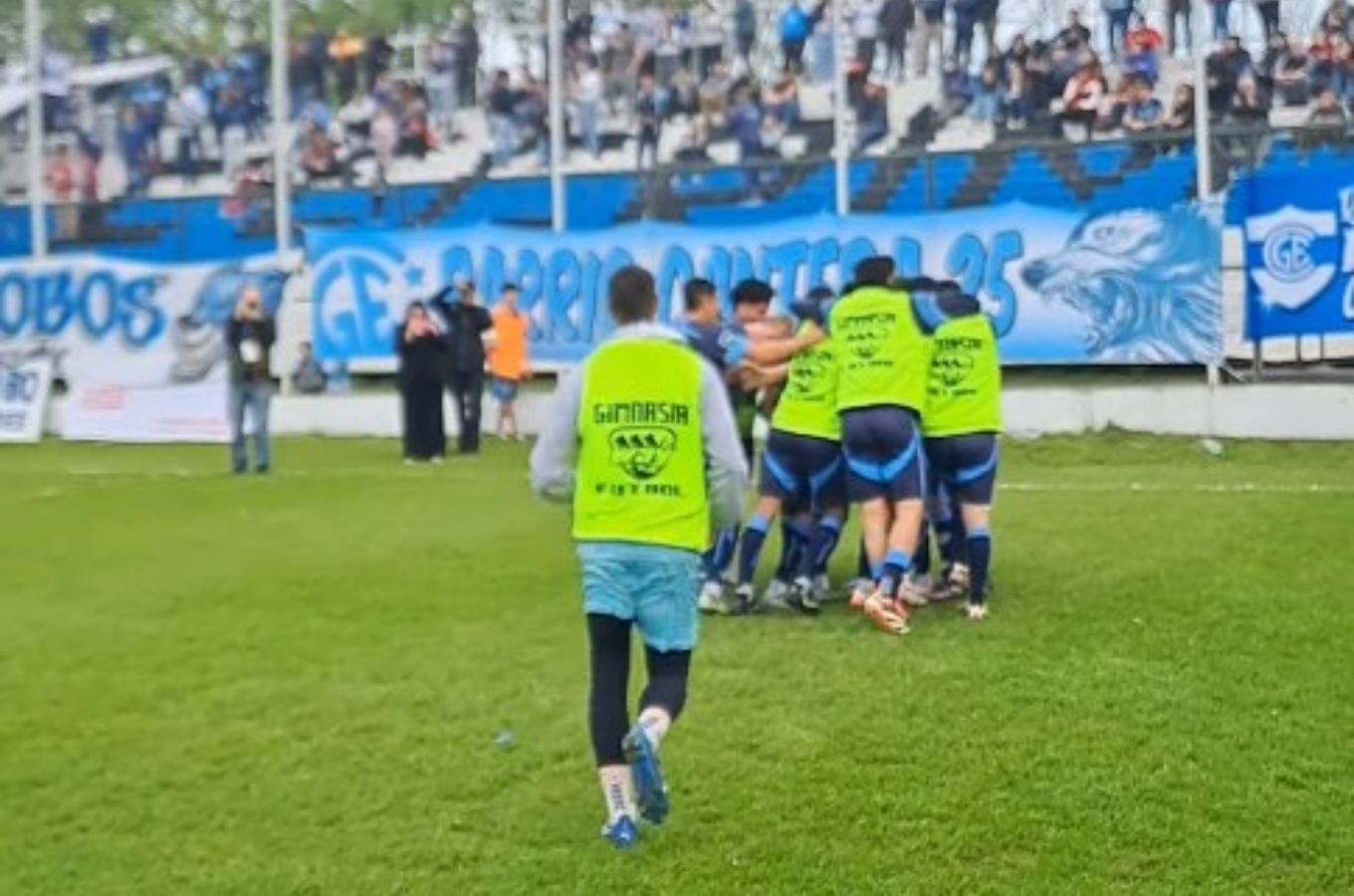 Jugadores de Gimnasia de Concepción del Uruguay celebran un gol.