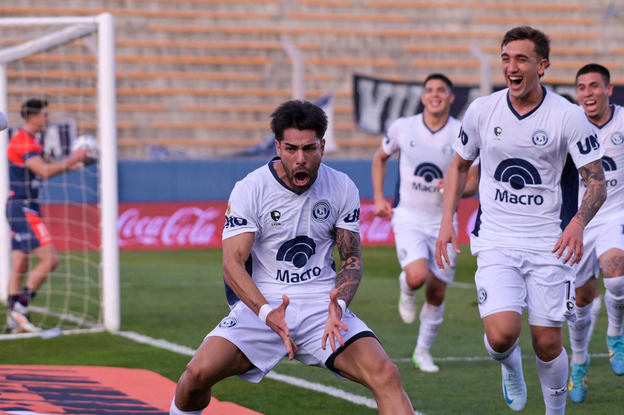 Mauricio Cardillo festeja su gol
