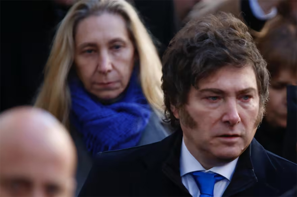 El presidente Javier Milei y detrás, su hermana Karina Milei, secretaria de la Presidencia.