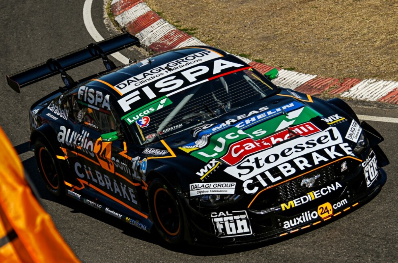 Julián Santero sobre su Ford Mustang en el autódromo Rosendo Hernández. 