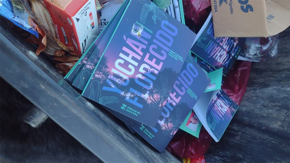 Los libros “Yuchán florecido” que fueron rescatados por su autor y advierte, pedagógicamente, la necesidad de saciar el hambre de tiza y pizarrón.