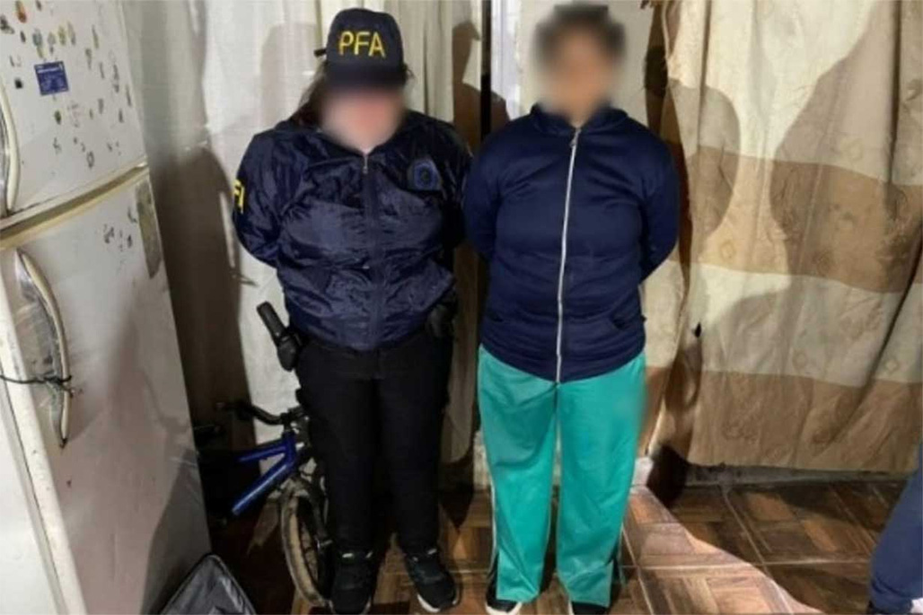Una mujer quedó detenida luego de constatarse que poseía 124 dosis de cocaína y 86.000 pesos. “Dama narco” fue el apodo que le asignó el Ministerio de Seguridad de la Nación.