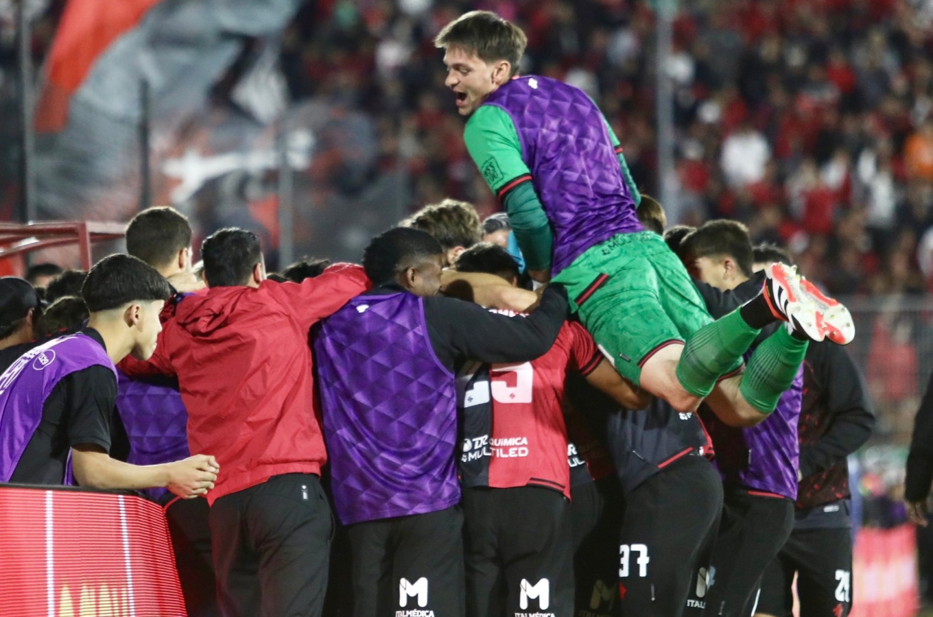 Jugadores de Newell's celebran un gol del equipo.
