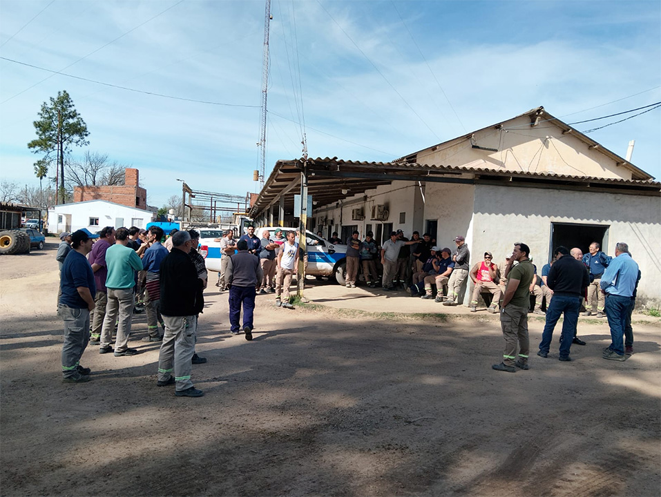 Los trabajadores de Obras Públicas de la Municipalidad de Gualeguaychú realizan asambleas en los lugares de trabajo y se encuentra en estado de alerta y movilización en reclamo laboral.