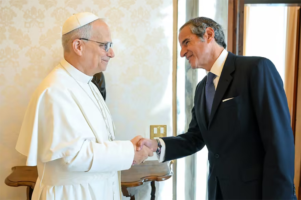 Rafel Grossi saluda al papa León XIV.