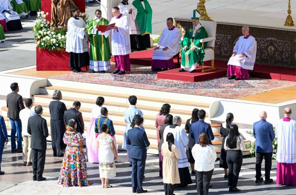 El papa León XIV celebró la misa dominical en la Plaza de San Pedro, que coincidió con la celebración en el Vaticano del Jubileo de los Catequistas.