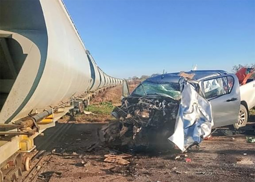 En el kilómetro 190 y medio de la Ruta 12, el choque entre una camioneta y un tren de carga dejó tres muertos y un herido grave.