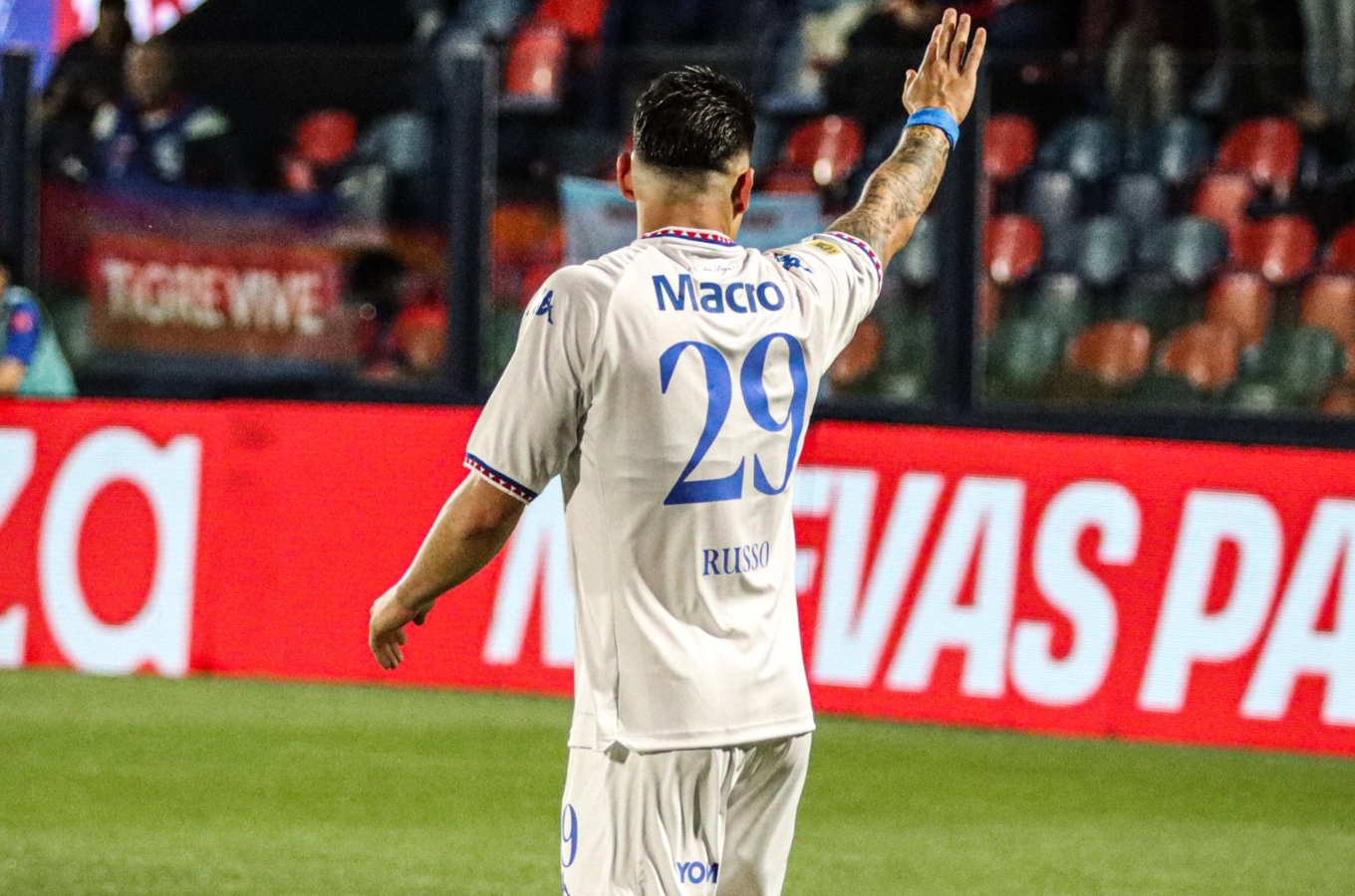 Ignacio Russo celebra después de la anotación de su gol.