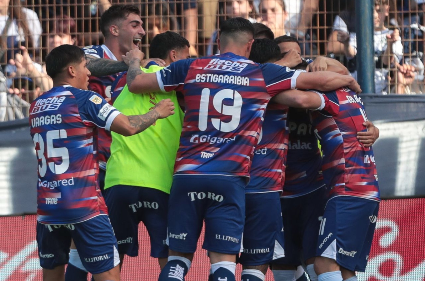 Jugadores de Unión celebran uno de sus goles frente a Gimnasia.