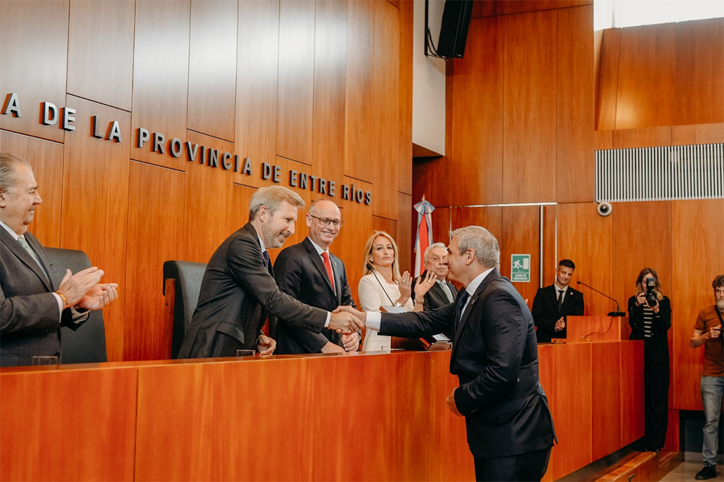 Imagen de archivo de la asunción de Carlos Federico Tepsich como vocal de la Sala Civil y Comercial del Superior Tribunal de Justicia de Entre Ríos, cuando es saludado por el gobernador Rogelio Frigerio.