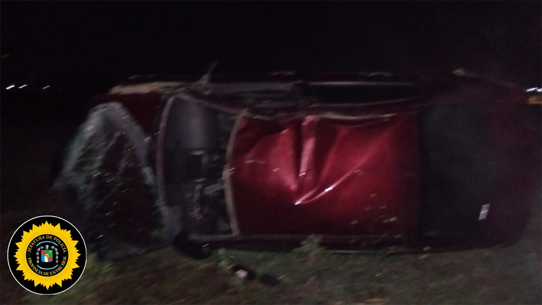 El despiste y posterior vuelco del Renault Megane se registró en el kilómetro 19 de la Ruta Provincial 11, jurisdicción de la Jefatura Departamental de Diamante.