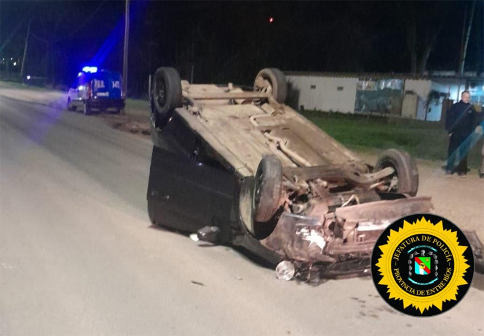 La Policía fue alertada alrededor de las 6:10 que se había producido un vuelco en el ingreso a Concepción del Uruguay. El conductor sufrió lesiones menores y aparentemente tendría alcoholemia positiva.