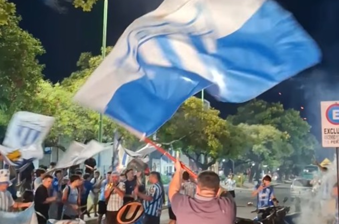 Banderazo - Juventud Unida de Gualeguaychú.