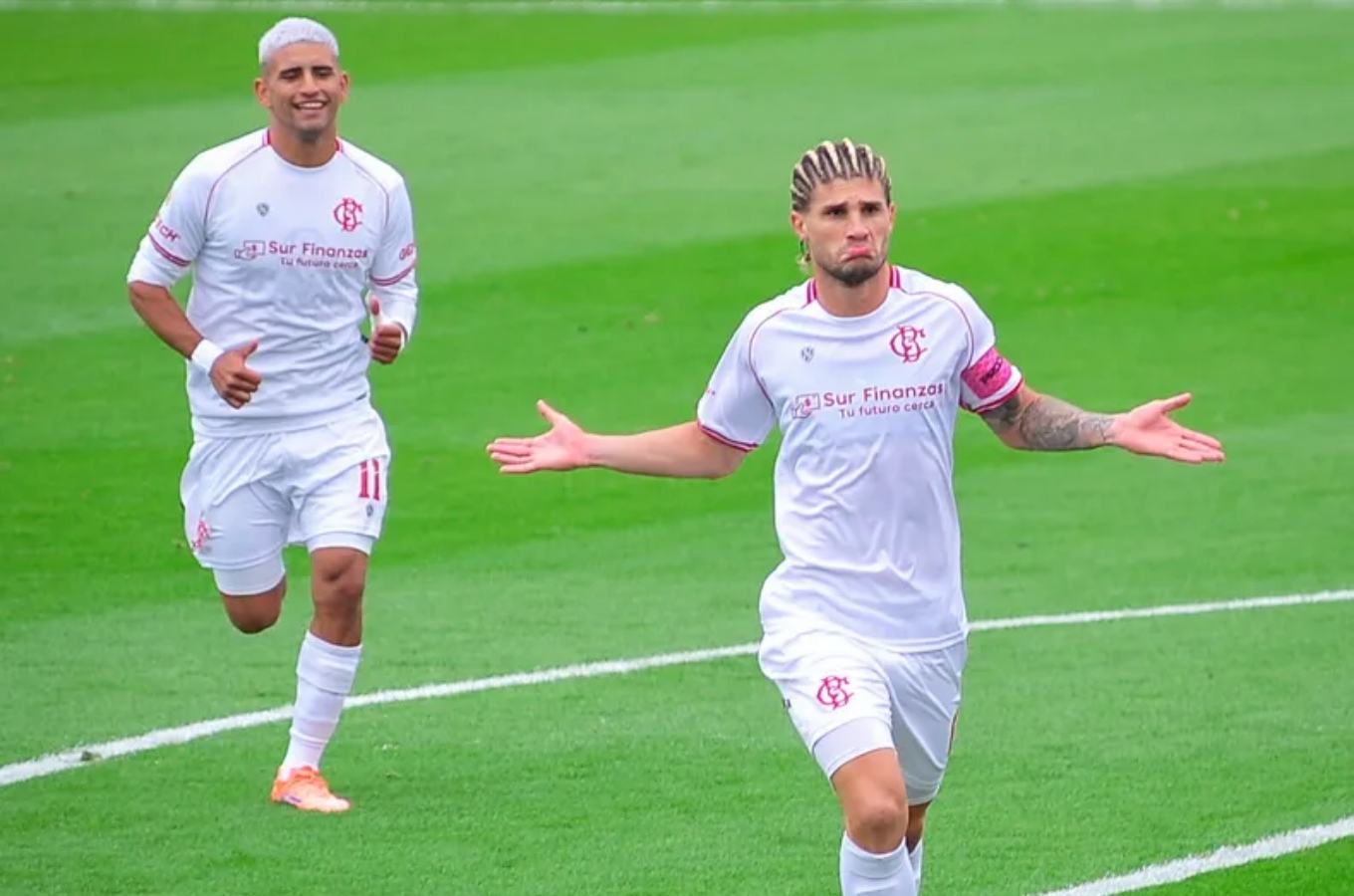 Rodrigo Insúa celebra un gol de Barracas Central.