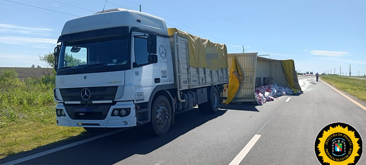 El vuelco del acoplado del camión se produjo en el kilómetro 167 de la Ruta Nacional N° 18.
