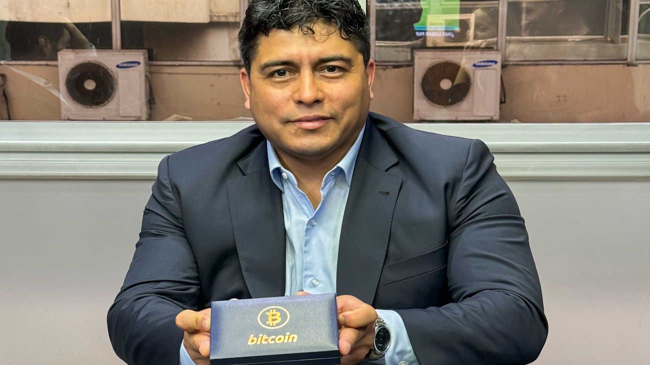 Claudio Vidal, gobernador de Santa Cruz. 