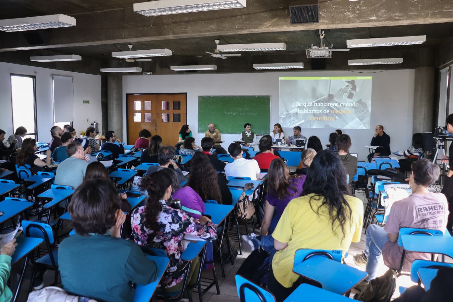 estudiantes universitarios en clase