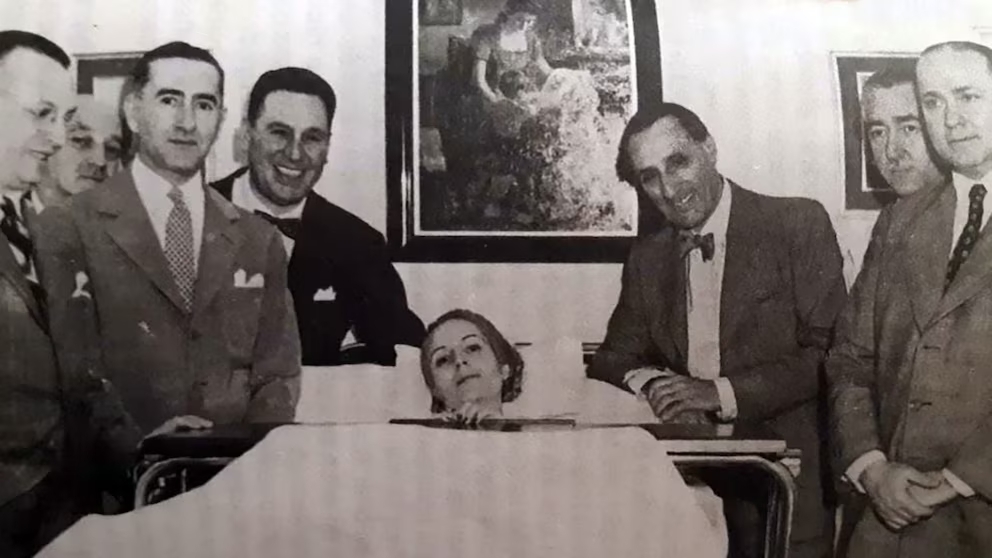 Eva, ya muy enferma, rodeada de Perón y de algunos de los médicos que atendieron su caso.