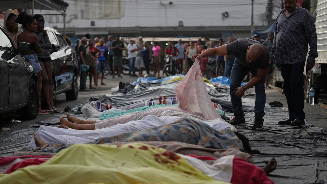 Un hombre observa los cadáveres de las personas en la redada policial contra Comando Vermelho, en Río de Janeiro.
