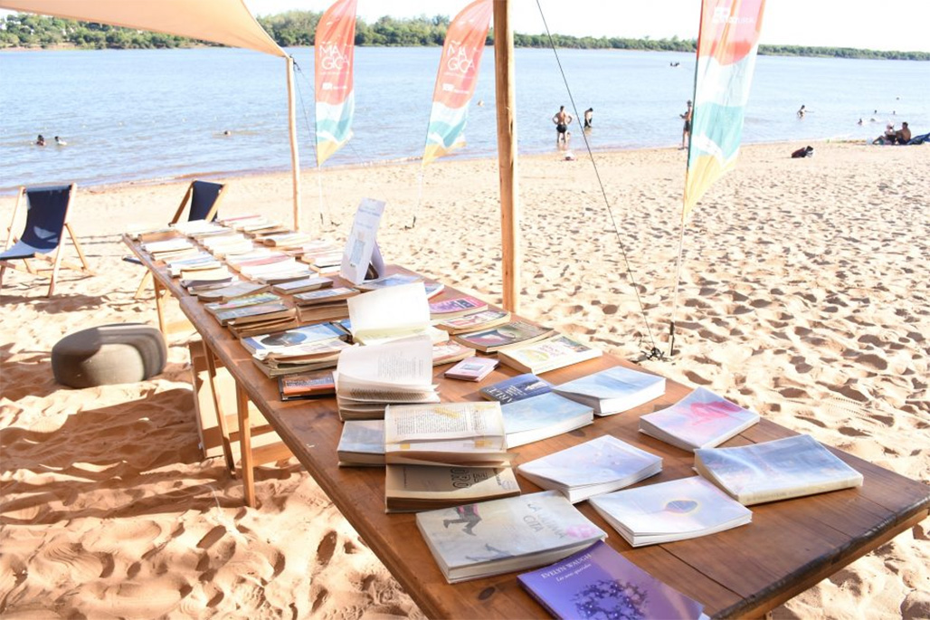 La imagen es de la Feria “Mágica en la Playa” del verano pasado en la costa del Uruguay. Ahora la Provincia otorgó 179 millones de pesos para organizar 5 ferias de libros de verano.
