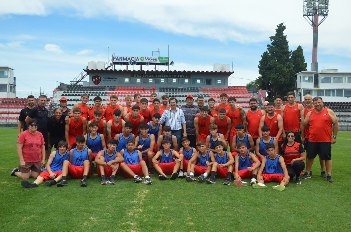 Jugadores, entrenadores y directivos participaron de la foto antes de las finales de formativas.