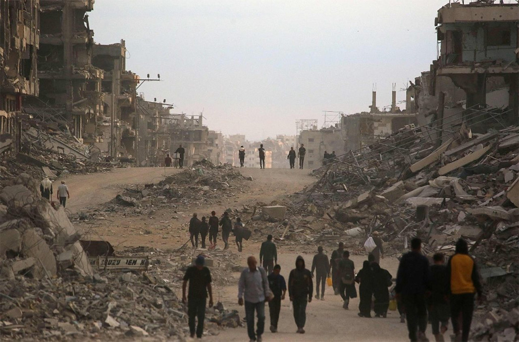 Cientos de miles de palestinos regresan a la devastada ciudad de Gaza.