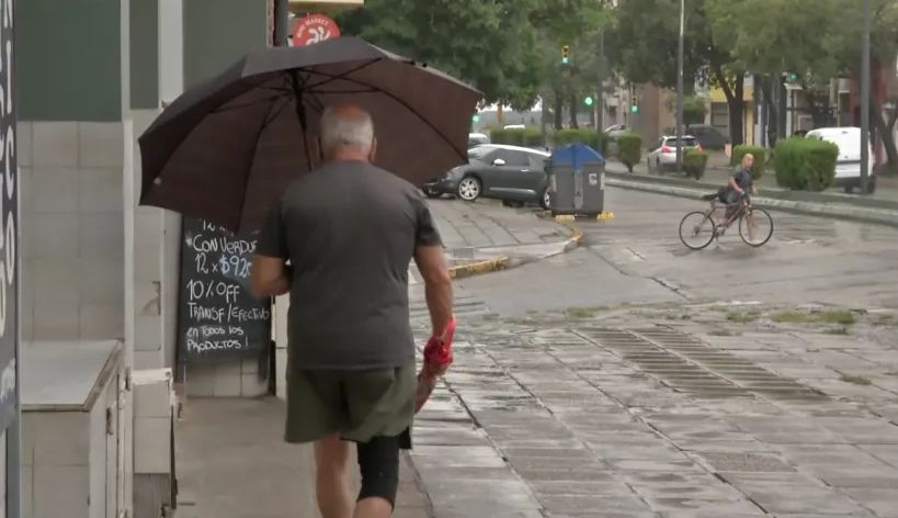 hombre con paraguas Paraná