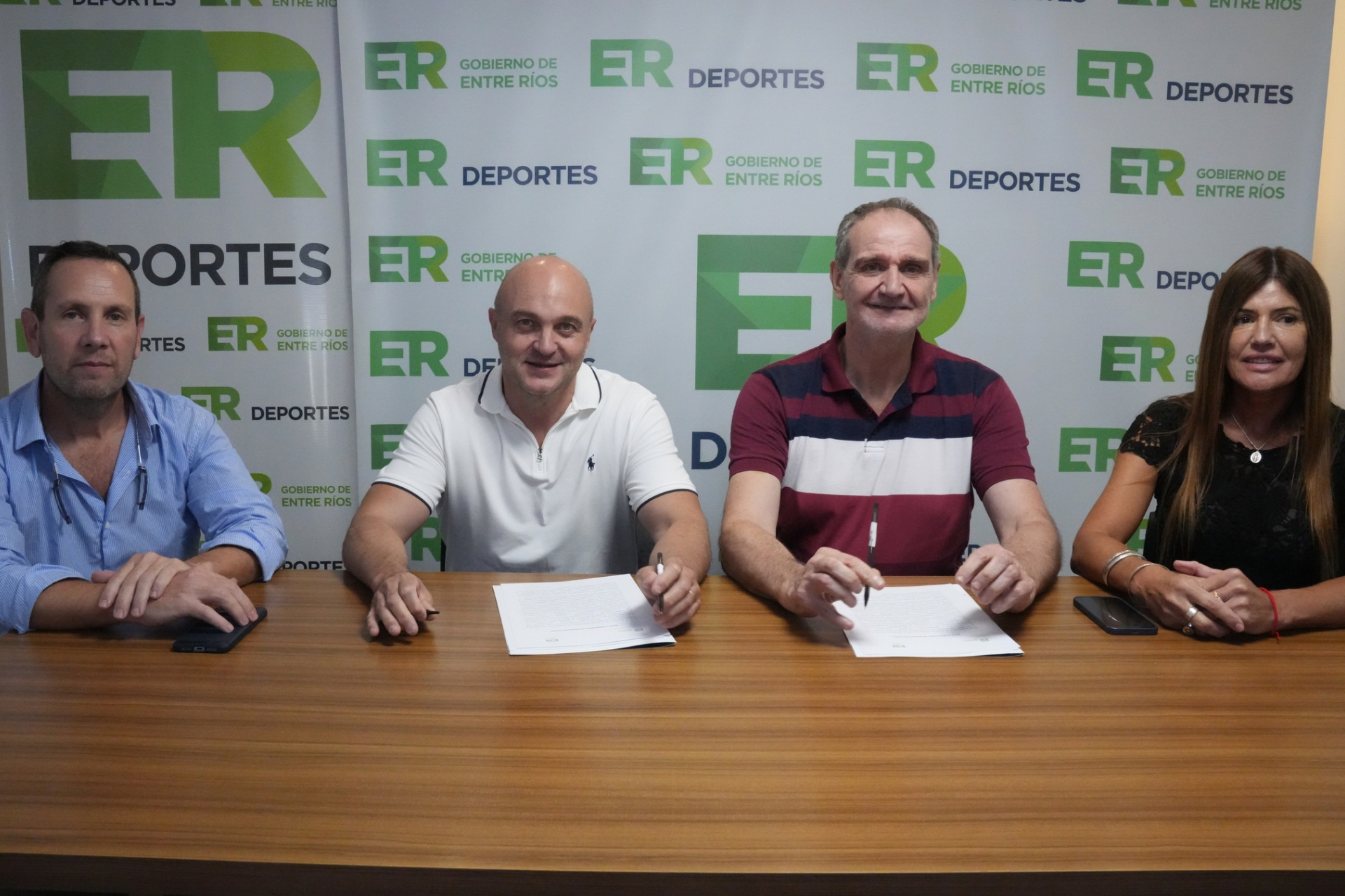 Firma entre Deportes y Salud
