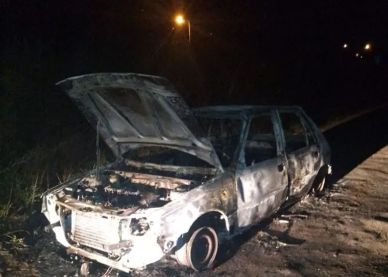 Pese a la intervención de bomberos y efectivos de Comisaría Tercera, el fuego avanzó con intensidad hasta consumir el auto en su totalidad.