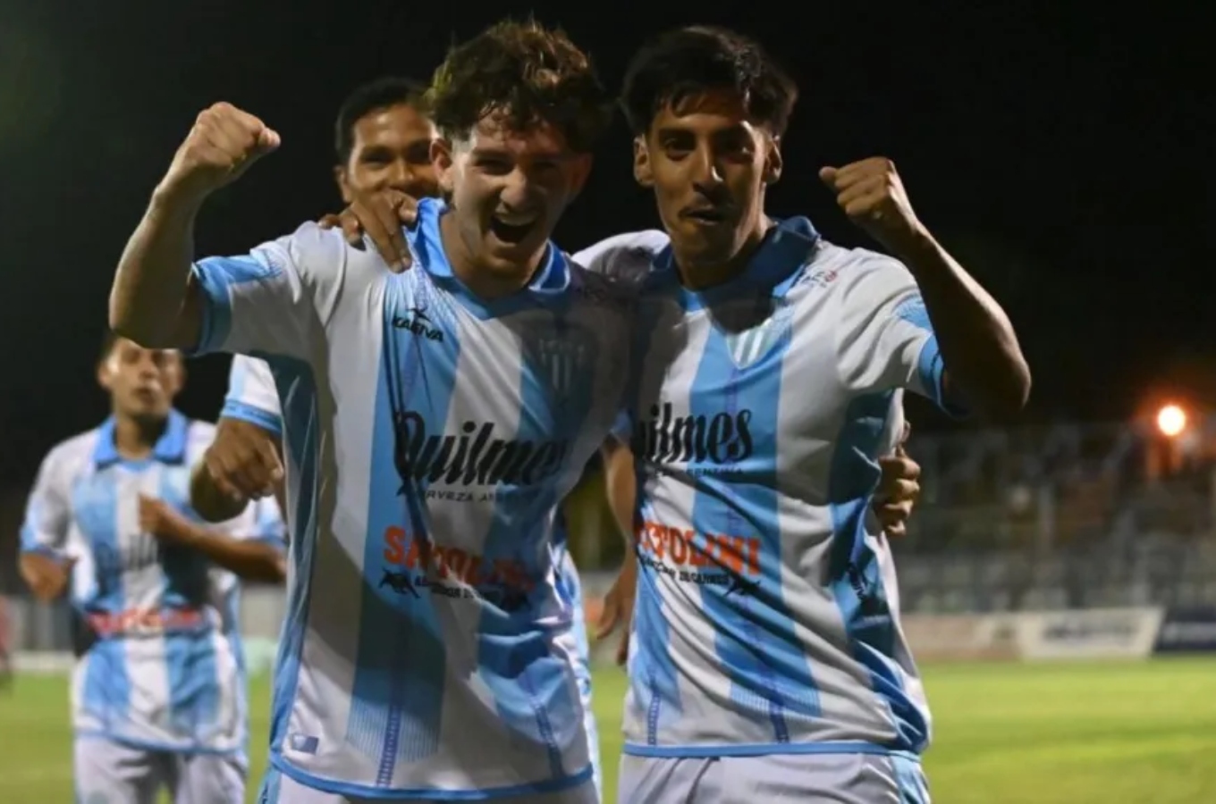 Jugadores de Juventud Unida celebran un gol en el Torneo Federal Regional Amateur.