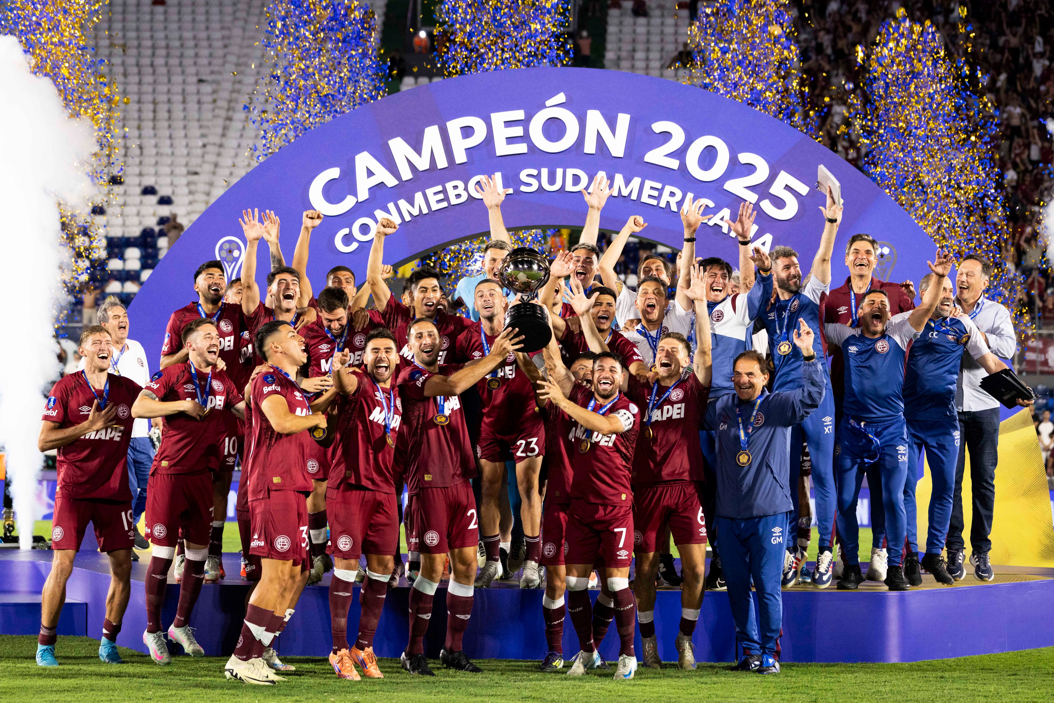 El plantel de Lanús levanta el trofeo de la Copa Sudamericana