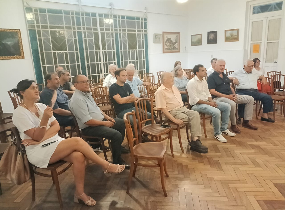 Un arco político amplio se dio cita en la Biblioteca Sarmiento de Gualeguaychú para compartir la presentación del libro de Antonio Tardelli sobre la vida de Montiel.