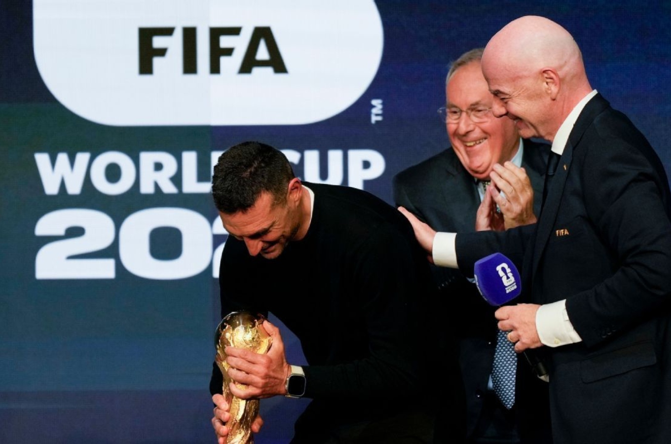 Lionel Scaloni junto a Gianni Infantino con la Copa del Mundo.
