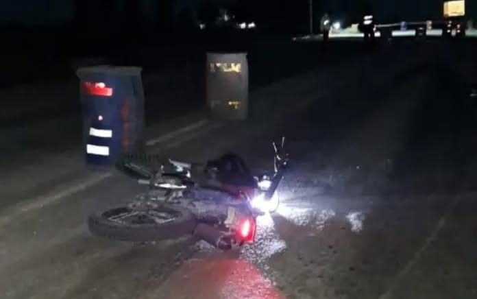 El conductor de una Honda XR250, que circulaba en sentido este-oeste, perdió el control y sufrió un vuelco. 